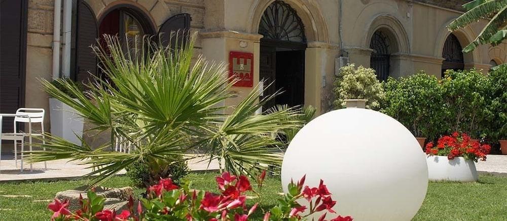 Palazzo Sciacca Bed & Breakfast Patti Bagian luar foto